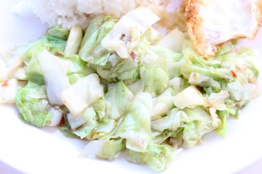 lahana balık soslu tavada kızartılmış, ateş domuz eti, yumurta beyaz tabak içinde balık sosu ile ateş