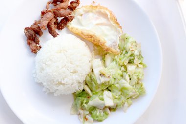 lahana balık soslu tavada kızartılmış, ateş domuz eti, yumurta beyaz tabak içinde balık sosu ile ateş