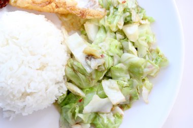 lahana balık soslu tavada kızartılmış, ateş domuz eti, yumurta beyaz tabak içinde balık sosu ile ateş