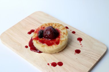 Ahşap tahta üzerinde İngilizce ekmek ve Berry tepesi izole beyaz arka plan üzerinde