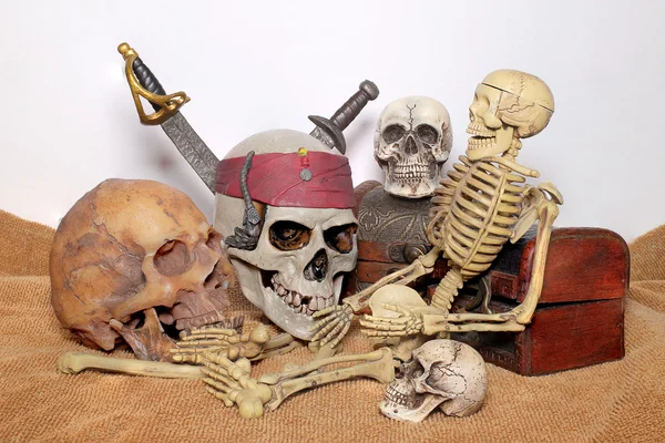 Skull and swords pirate of the Caribbean with Old wooden chest on the brown fabric. — Stock Photo, Image