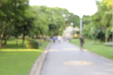 Gece sokağının çok renkli bokeh ışıklarıyla sokakta yürüyen insanların bulanık görüntüsü. Bangkok, Tayland