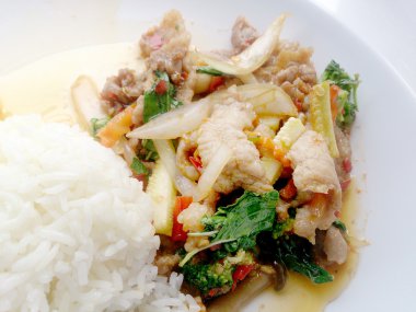 Fesleğen ekleyin sahanda yumurta ve pirinç tavada kızartılmış domuz ile tepesinde