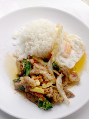 Fesleğen ekleyin sahanda yumurta ve pirinç tavada kızartılmış domuz ile tepesinde