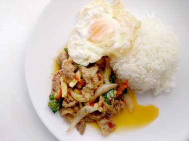 Fesleğen ekleyin sahanda yumurta ve pirinç tavada kızartılmış domuz ile tepesinde