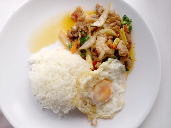 Nasi Ditaburi Dengan Daging Babi Goreng Dan Kemangi Ditambah Telur — Stok Foto