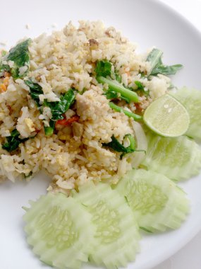 Domuz etinin beyaz çanak ile Tayland kızarmış pirinç var limon ve lezzet için biber balık sosu