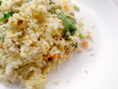 Domuz etinin beyaz çanak ile Tayland kızarmış pirinç var limon ve lezzet için biber balık sosu