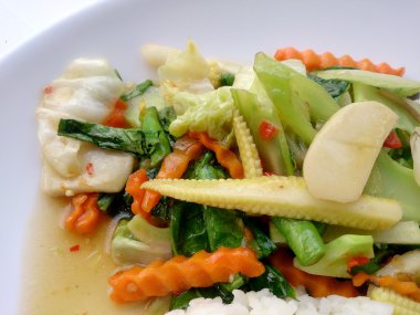 Vejetaryen stir fry beyaz tabak, sağlıklı gıda Tay Yasemin pirinç ile