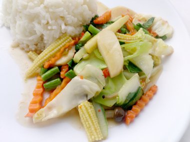 Vejetaryen stir fry beyaz tabak, sağlıklı gıda Tay Yasemin pirinç ile