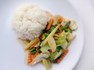 Vejetaryen stir fry beyaz tabak, sağlıklı gıda Tay Yasemin pirinç ile