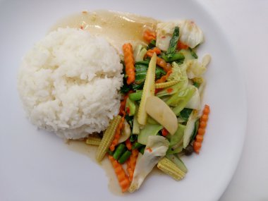 Vejetaryen stir fry beyaz tabak, sağlıklı gıda Tay Yasemin pirinç ile