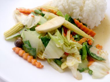 Vejetaryen stir fry beyaz tabak, sağlıklı gıda Tay Yasemin pirinç ile