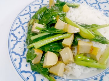 Kızarmış tofu ile Çin brokoli ve Tayland pirinç yasemin, Vejetaryen Gıda, sağlıklı gıda
