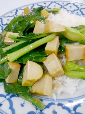 Kızarmış tofu ile Çin brokoli ve Tayland pirinç yasemin, Vejetaryen Gıda, sağlıklı gıda