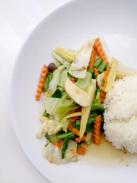 Wegetariańskie smażyć z ryż jaśminowy tajski na biały danie, zdrowe jedzenie — Zdjęcie stockowe