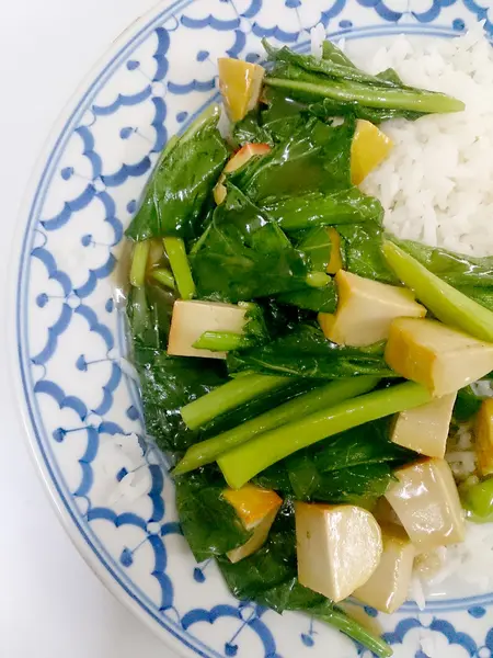 Tofu frito con brócoli chino y arroz jazmín tailandés, comida vegetariana, comida saludable — Foto de Stock