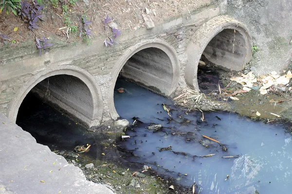 Giftig water loopt van riolering in vuile ondergrondse riool voor het baggeren afvoer tunnel schoonmaken — Stockfoto