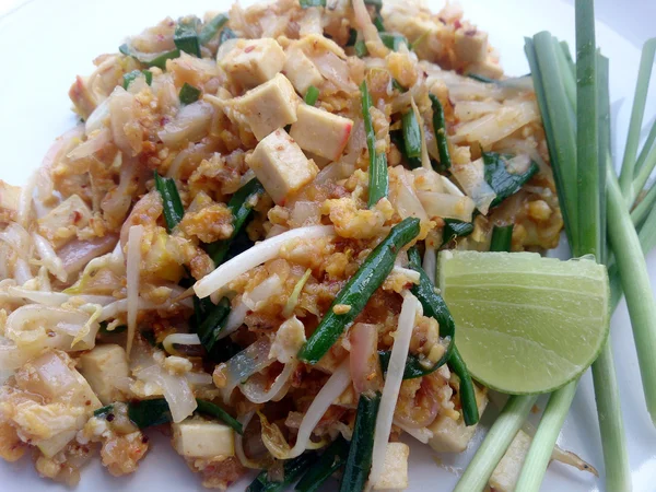 パッドのタイ 炒め豆腐と焼きそば タイの国の主な料理の タイで人気の食べ物 タイの焼きそば ベジタリアン フード 健康食品 — ストック写真