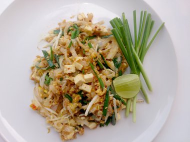 Yastık tavada kızartılmış Tay, Pirinç Noodle ile tofu. Tayland'ın ulusal ana yemek biri. Tayland popüler gıda. Tay kızartılmış erişte. Vejetaryen yiyecekler, sağlıklı gıda