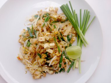 Yastık tavada kızartılmış Tay, Pirinç Noodle ile tofu. Tayland'ın ulusal ana yemek biri. Tayland popüler gıda. Tay kızartılmış erişte. Vejetaryen yiyecekler, sağlıklı gıda