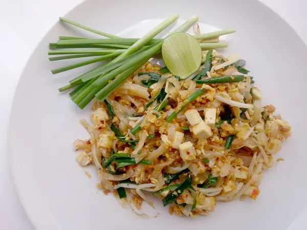 Almohadilla tailandesa, fideos de arroz fritos con tofu. El plato principal nacional de Tailandia. la comida popular en Tailandia. Fideos fritos tailandeses. Comida Vegetariana, comida saludable — Foto de Stock