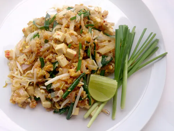 Pad Thai, hýbat-smažené rýžové nudle s tofu. Ten thajský národní hlavní jídlo. oblíbené jídlo v Thajsku. Smažené thajské nudle. Vegetariánská jídla, zdravé potraviny — Stock fotografie