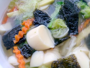 Fasülye çorbası temizleyin ve beyaz arka plan, vejetaryen yemek, sağlıklı gıda beyaz kase sebze karıştırın