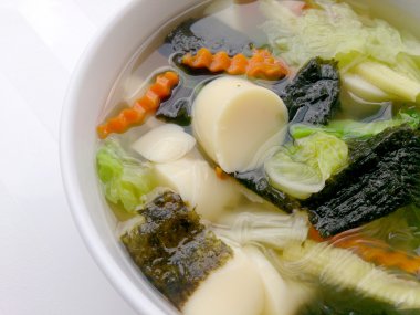 Fasülye çorbası temizleyin ve beyaz arka plan, vejetaryen yemek, sağlıklı gıda beyaz kase sebze karıştırın