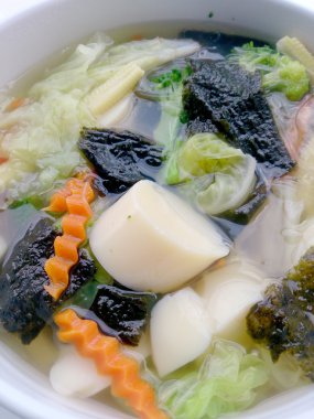 Fasülye çorbası temizleyin ve beyaz arka plan, vejetaryen yemek, sağlıklı gıda beyaz kase sebze karıştırın