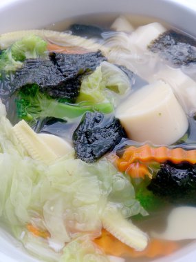 Fasülye çorbası temizleyin ve beyaz arka plan, vejetaryen yemek, sağlıklı gıda beyaz kase sebze karıştırın