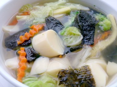 Fasülye çorbası temizleyin ve beyaz arka plan, vejetaryen yemek, sağlıklı gıda beyaz kase sebze karıştırın