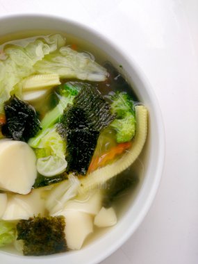 Fasülye çorbası temizleyin ve beyaz arka plan, vejetaryen yemek, sağlıklı gıda beyaz kase sebze karıştırın