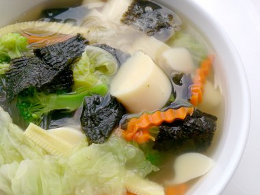 Fasülye çorbası temizleyin ve beyaz arka plan, vejetaryen yemek, sağlıklı gıda beyaz kase sebze karıştırın