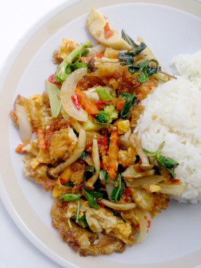 Sahanda yumurta, sebze ve hafif Soya sosu ve Tayland pirinç Yasemin, sağlıklı gıda Vejetaryen yiyecekler