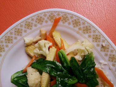 Karıştırın kızarmış Tofu Çin tarzı, derin kızarmış Tofu ile et suyu sosu, tofu karışık sebze ve beyaz arka plan üzerinde beyaz tabak içinde kızarmış yumurta ile karıştırın kızarmış. Vejetaryen yiyecekler, sağlıklı gıda.