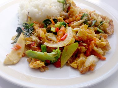Sahanda yumurta, sebze ve hafif Soya sosu ve Tayland pirinç Yasemin, sağlıklı gıda Vejetaryen yiyecekler
