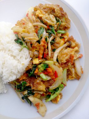 Sahanda yumurta, sebze ve hafif Soya sosu ve Tayland pirinç Yasemin, sağlıklı gıda Vejetaryen yiyecekler