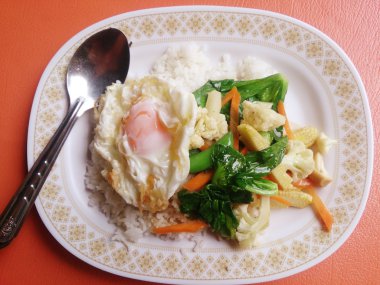 Karıştırın kızarmış Tofu Çin tarzı, derin kızarmış Tofu ile et suyu sosu, tofu karışık sebze ve beyaz arka plan üzerinde beyaz tabak içinde kızarmış yumurta ile karıştırın kızarmış. Vejetaryen yiyecekler, sağlıklı gıda.