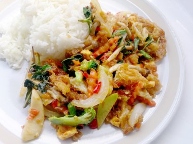 Sahanda yumurta, sebze ve hafif Soya sosu ve Tayland pirinç Yasemin, sağlıklı gıda Vejetaryen yiyecekler