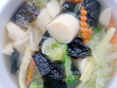 Fasülye çorbası temizleyin ve beyaz arka plan, vejetaryen yemek, sağlıklı gıda beyaz kase sebze karıştırın