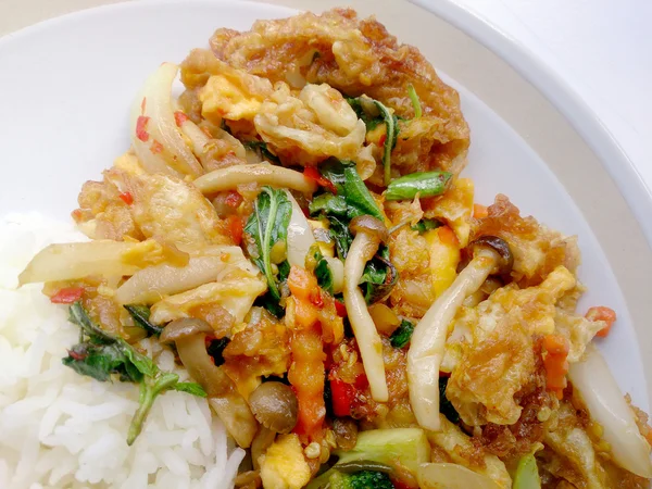 Вегетаріанська Їжа Смаженим Яйцем Овочами Соєвим Соусом Тайським Рисом Жасмину — стокове фото