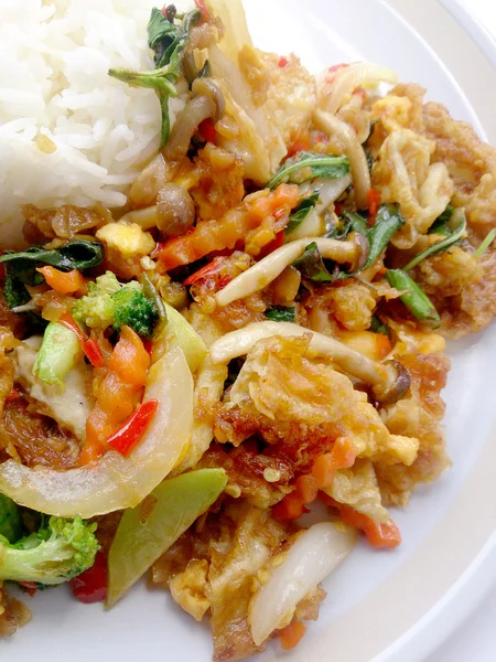 Вегетаріанська Їжа Смаженим Яйцем Овочами Соєвим Соусом Тайським Рисом Жасмину — стокове фото