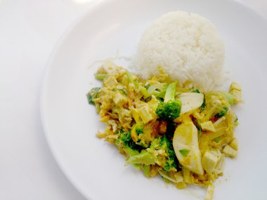 Vejetaryen yiyecekler kızarmış Karışık sebzeli noodle ile yapılmış yeşil gram ve Tayland pirinç Yasemin, sağlıklı gıda. Tayland Gıda