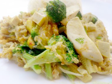 Vejetaryen yiyecekler kızarmış Karışık sebzeli noodle ile yapılmış yeşil gram ve Tayland pirinç Yasemin, sağlıklı gıda. Tayland Gıda