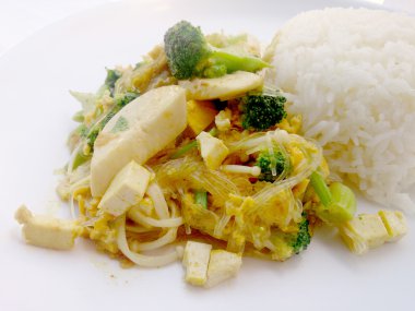 Vejetaryen yiyecekler kızarmış Karışık sebzeli noodle ile yapılmış yeşil gram ve Tayland pirinç Yasemin, sağlıklı gıda. Tayland Gıda