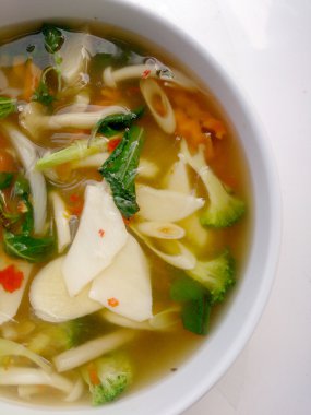 Sıcak ve baharatlı çorba, mantar, mix beyaz arka plan, vejetaryen yemek, sağlıklı gıda beyaz kase sebze ve Tay otlar