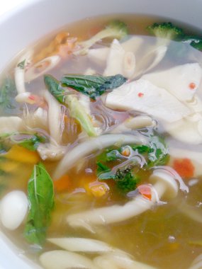 Sıcak ve baharatlı çorba, mantar, mix beyaz arka plan, vejetaryen yemek, sağlıklı gıda beyaz kase sebze ve Tay otlar