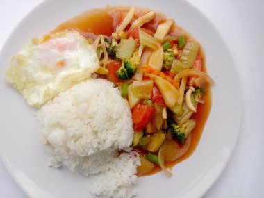 kızarmış sebze kırmızı soslu sebzeli yemekler, sağlıklı yemek. Tayland Gıda