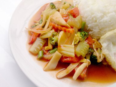 kızarmış sebze kırmızı soslu sebzeli yemekler, sağlıklı yemek. Tayland Gıda